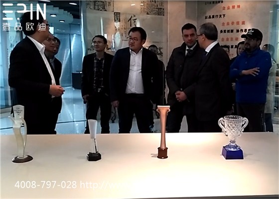 壹品歐迪董事長張曉帆先生向意大利客人介紹意大利捫皮工藝辦公家具 壹品歐迪董事長張曉帆先生向意大利客人介紹意大利捫皮工藝辦公家具