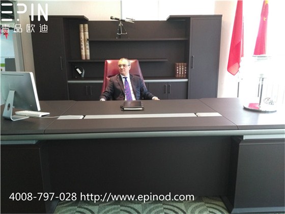 意大利客人體驗壹品歐迪敬天系列辦公家具 意大利客人體驗壹品歐迪敬天系列辦公家具