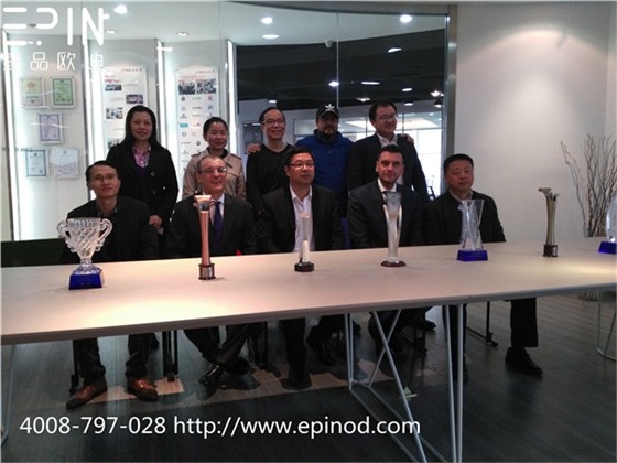 壹品歐迪董事長張曉帆等與意大利客人在壹品歐迪青羊展廳合影 壹品歐迪董事長張曉帆等與意大利客人在壹品歐迪青羊展廳合影