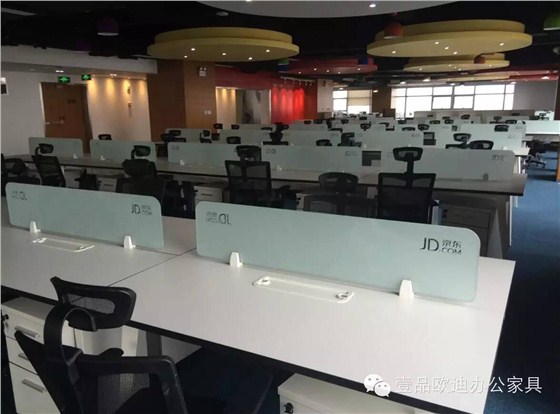 壹品歐迪印制了京東LOGO的桌屏工作位 屏風(fēng)工作位 壹品歐迪印制了京東LOGO的桌屏工作位 屏風(fēng)工作位