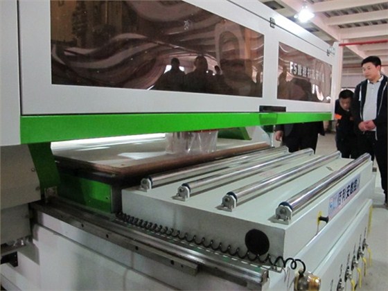 打孔開料機正在打孔 打孔開料機正在打孔