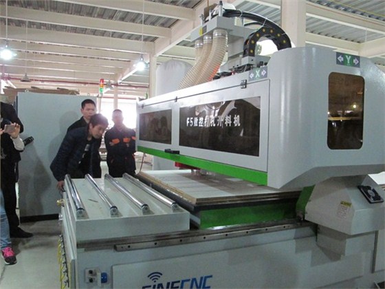 打孔開料機正在開料開料 打孔開料機正在開料開料