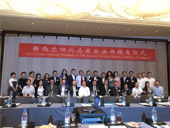 陶秀娟女士和與會嘉賓合影 陶秀娟女士和與會嘉賓合影