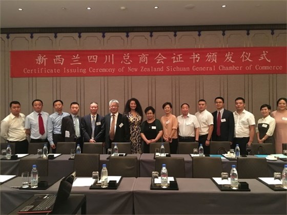 陶秀娟女士和與會嘉賓合影 陶秀娟女士和與會嘉賓合影