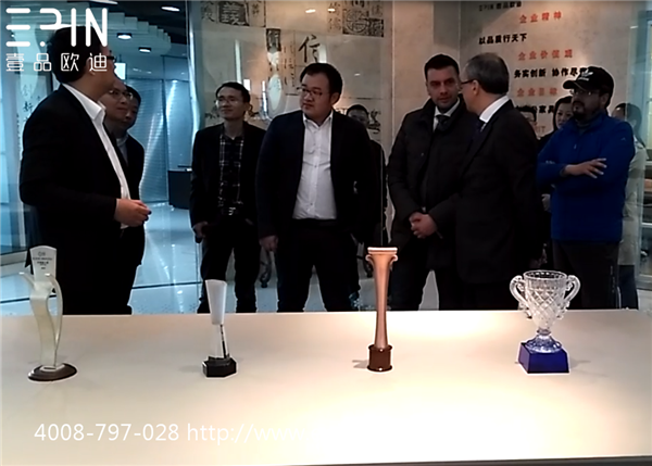 壹品歐迪董事長張曉帆先生向意大利客人介紹意大利捫皮工藝辦公家具 壹品歐迪董事長張曉帆先生向意大利客人介紹意大利捫皮工藝辦公家具