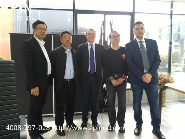 壹品歐迪董事長張曉帆等與意大利客人在壹品歐迪青羊體驗店合影 壹品歐迪董事長張曉帆等與意大利客人在壹品歐迪青羊體驗店合影