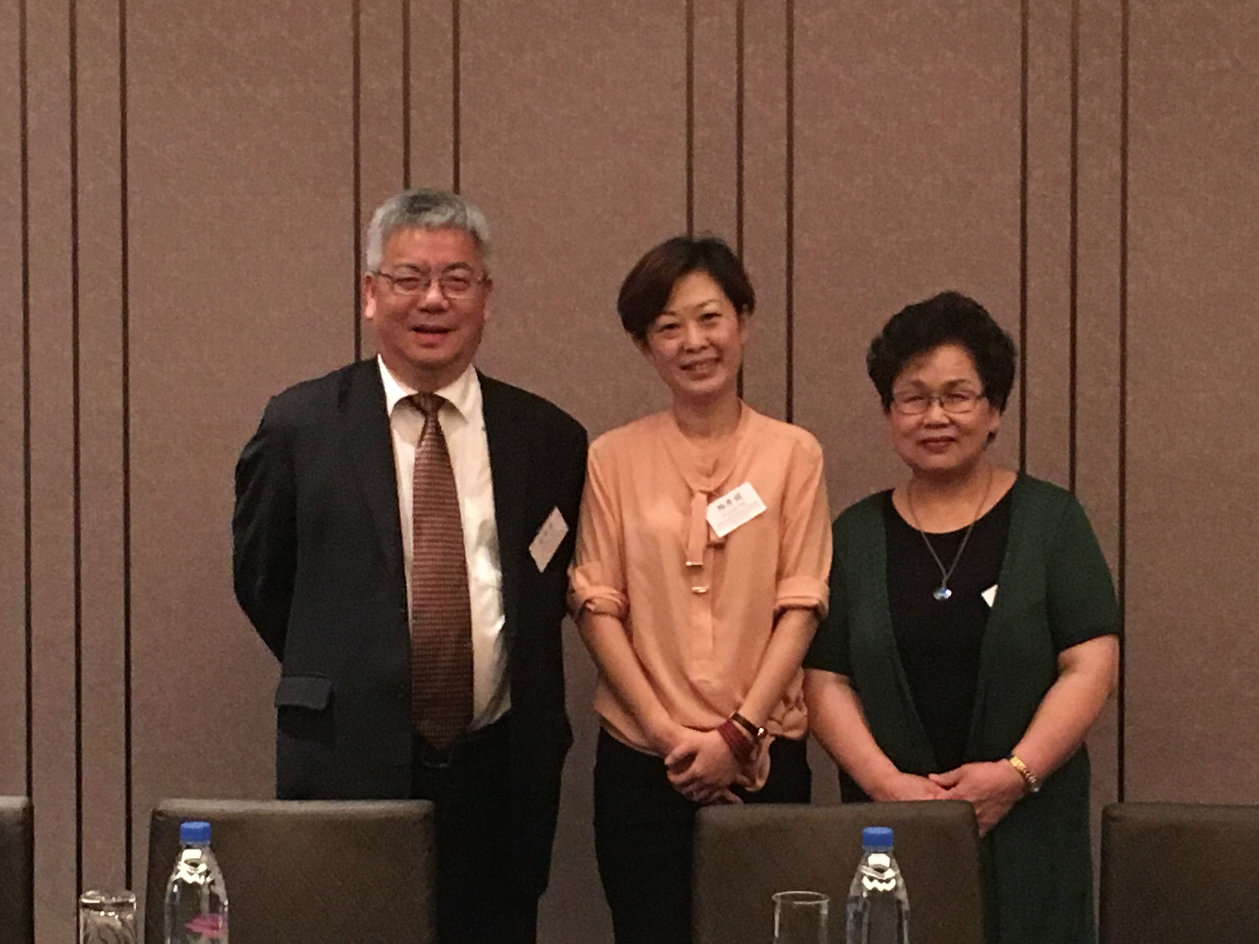 陶秀娟女士與甘開萬博士夫婦合影 陶秀娟女士與甘開萬博士夫婦合影